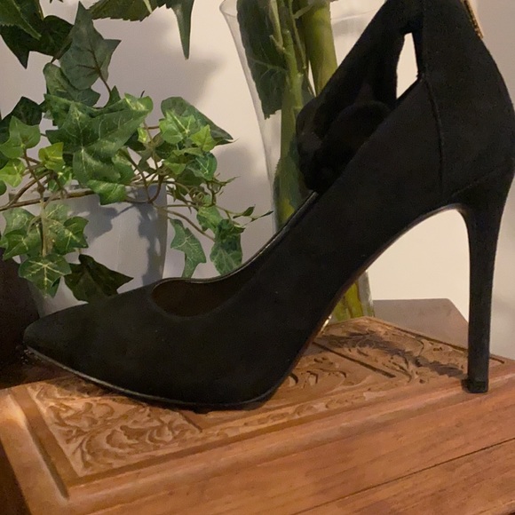 MICHAEL KORS gorgeous black supple suede pumps with/ankle strap and front bow.